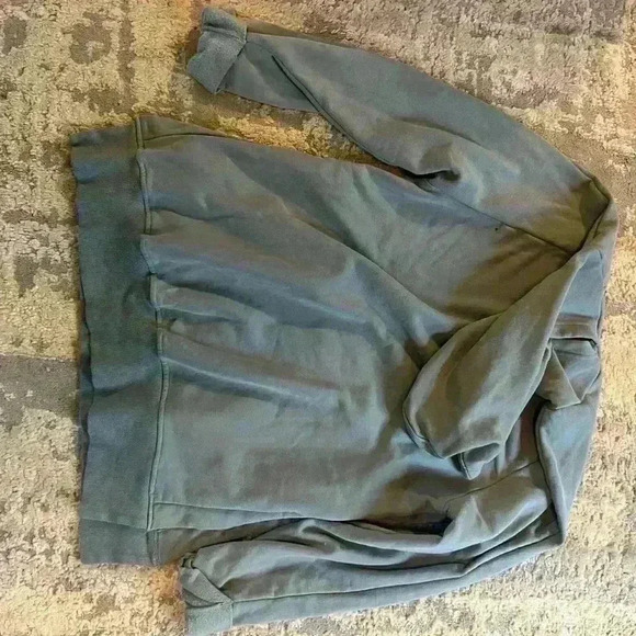 Super soft oversized hoodie. Size small. - Picture 3 of 3